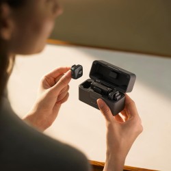 DJI Mic Mini (2 TX + 1 RX + Boîtier de Recharge), Ultra-léger, Audio de HQ, 48 h d’Utilisation, Annulation du Bruit, Limite Auto