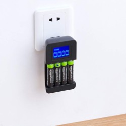 Amazon Basics Chargeur de numérique et Intelligent, pour 4 Piles AA, AAA, Noir