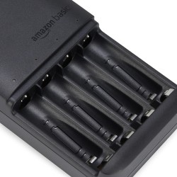 Amazon Basics Chargeur de piles pour piles rechargeables AA et AAA NiMh - Prise européenne, 4 emplacements, Noir