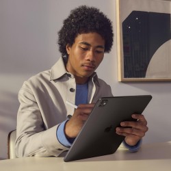 Apple iPad Pro 13 Pouces (M5) : Écran Ultra Retina XDR Verre Standard, 256 Go, Caméra Avant Horizontale 12 MP/Caméra arrière 12 