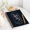 Rileys & Co 2025 Planificateur - Agenda Mensuel et Hebdomadaire, Couverture Flexible, Reliure à Double Spirale, Pages de Notes, 