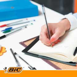 BIC Cristal Original Stylos-Bille Pointe Moyenne (1,0 mm) - Couleurs Assorties, Un Paquet de 4