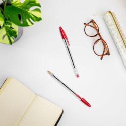 BIC Cristal Original Stylos-Bille Pointe Moyenne (1,0 mm) - Parfait pour l'Ecole et au Bureau - Rouge, Boîte de 50