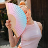 Fisura - Éventail original multicolore en dégradé. Eventail en bois moderne et amusant. Eventail bleu. Dimensions : 42,5 X 23 ce