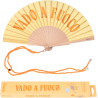 Fisura – Éventail en bois original avec message “vado a fuoco”. Accessoire moderne et coloré, ventilateur de poche jaune avec cr