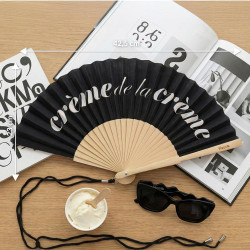 Fisura – Éventail Original avec Message “Crème de la crème”. Accessoire en Bois Moderne et coloré. Ventilateur à Main Noir. Drag