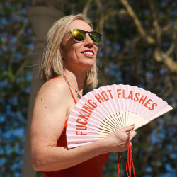Fisura Éventail pliable original avec message « Hot flashes » - Éventail pliable pour femme - Cintre inclus - Éventail pliable e