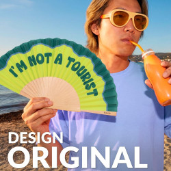 Fisura – Éventail Original avec Message « I’m Not a Tourist » – Éventail en Bois Moderne Vert. Accessoire coloré avec Cordon Inc