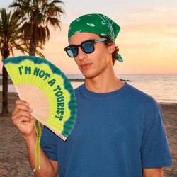 Fisura – Éventail Original avec Message « I’m Not a Tourist » – Éventail en Bois Moderne Vert. Accessoire coloré avec Cordon Inc