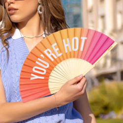 Fisura – éventail en bois original avec message “you are h*t”. accessoire moderne et coloré, ventilateur de poche dégradé rose e