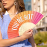 Fisura – éventail en bois original avec message “you are h*t”. accessoire moderne et coloré, ventilateur de poche dégradé rose e