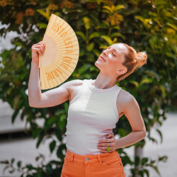 Fisura – Éventail en Bois Original avec Message “está Que arde”. Accessoire Moderne et coloré, Ventilateur à Main Jaune avec Cro
