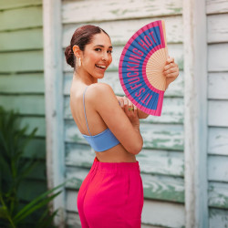 Fisura – Éventail en Bois Moderne avec Message “f*cking Hot”. Ventilateur de Poche coloré en Bleu et Rose, Accessoire au Style U