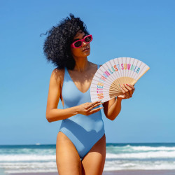 Fisura – éventail en bois moderne avec message “hotter than last summer”. ventilateur à main beige élégant et coloré, avec croch