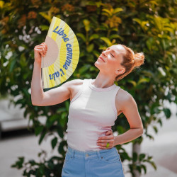 Fisura – Éventail en Bois au Design rayé Jaune avec Message “Libre comme l’air”. Accessoire Tendance et coloré, Ventilateur de P