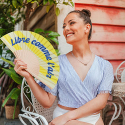 Fisura – Éventail en Bois au Design rayé Jaune avec Message “Libre comme l’air”. Accessoire Tendance et coloré, Ventilateur de P