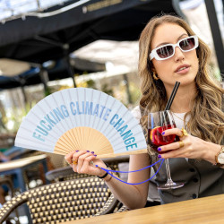 Fisura – Éventail en bois moderne avec message “fucking climate change”. Accessoire coloré et tendance, ventilateur de poche ble