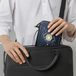 kwmobile Housse de Protection pour Liseuse - Étui de Protection 17 x 12 x 2 cm pour E-Reader en Néoprène - Bleu foncé-Jaune-Noir