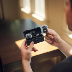 DJI Mic 3 (2 TX + 1 RX + Boîtier de Recharge), Microphone sans Fil pour iPhone/caméra/Android, ultraléger, contrôle de Gain adap