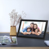 Frameo Cadre Photo numérique WiFi 15,6 Pouces, écran Tactile IPS 1366 * 768, partagez des Photos ou des vidéos Via l'application