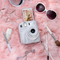 instax Mini Appareil Photo instantané 12, Exposition Automatique avec Objectif Selfie intégré, Blanc Argile