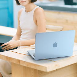 EooCoo Coque Compatible pour MacBook Air 13.6 Pouces M5 M4 M3 M2 2026 2025 2024 2022, Match Officiel Bleu Ciel, Logo Clair, A344