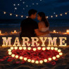 Lot de 2031 lettres lumineuses Marry Me pour décoration de demande en mariage, 2000 pétales de rose, plaque Marry Me avec 24 bou