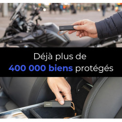 Invoxia Tracker GPS Classic - Abonnement 3 Ans Inclus - pour Voitures, Motos, Vélos, Enfants - Alertes de Mouvement et d’Inclina