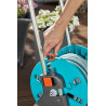 Gardena Kit dévidoir CleverRoll S : dévidoir avec tuyau Classic de 20 m et lance d'arrosage, arrêt anti-goutte, côté de manivell