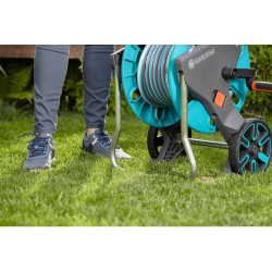 Gardena dévidoir CleverRoll M : dévidoir sur roues d'une capacité de 60 m, particulièrement stable, avec clip de rangement, arrê