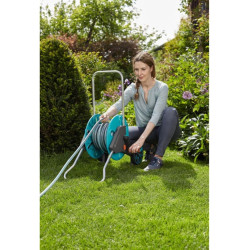 Gardena dévidoir CleverRoll M : dévidoir sur roues d'une capacité de 60 m, particulièrement stable, avec clip de rangement, arrê