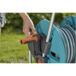 Gardena dévidoir CleverRoll M : dévidoir sur roues d'une capacité de 60 m, particulièrement stable, avec clip de rangement, arrê
