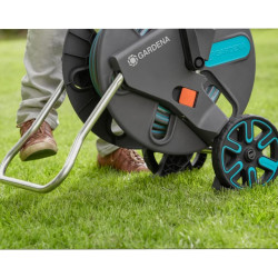 Dévidoir CleverRoll L Easy de Gardena : dévidoir sur roues d'une capacité de 100 m, particulièrement stable, avec guidage confor