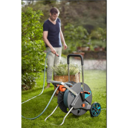 Dévidoir CleverRoll L Easy de Gardena : dévidoir sur roues d'une capacité de 100 m, particulièrement stable, avec guidage confor