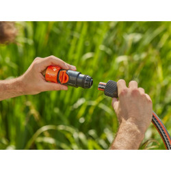 Raccord de tuyau avec vanne de régulation de Gardena : l'embout Gardena pour une régulation pratique de l'eau à l'extrémité du t