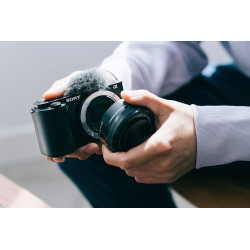 Sony Alpha ZV-E10 | Caméra Vlog à objectif interchangeable sans miroir APS-C (écran pivotant pour le vlogging, vidéo 4K, mise au
