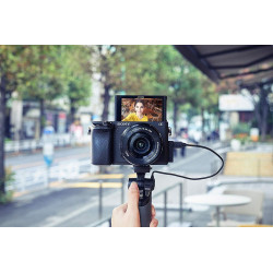 Sony Alpha 6400 | Appareil Photo Numérique Hybride APS-C (24, 2 MP, AF en 0.02s, Suivi des Yeux, 4K HLG, Ecran Selfie Vlogging)