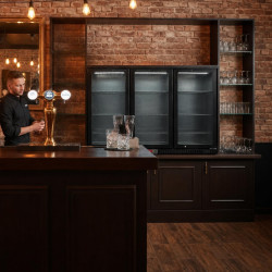 Générique Arrière Bar Réfrigéré 3 Portes Battantes Vitrées – 297 L – Froid Ventilé – Température +2 °C à +8 °C – Inox – 6 Grille